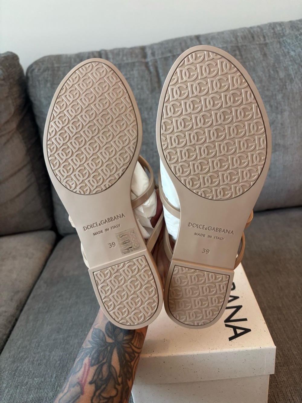 Dolce & Gabbana Beige Logo Flip-flops - Picture 5 of 5